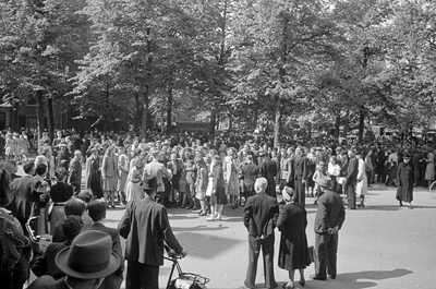 853173 Afbeelding van een menigte op het Janskerkhof te Utrecht tijdens de intocht van de geallieerden.